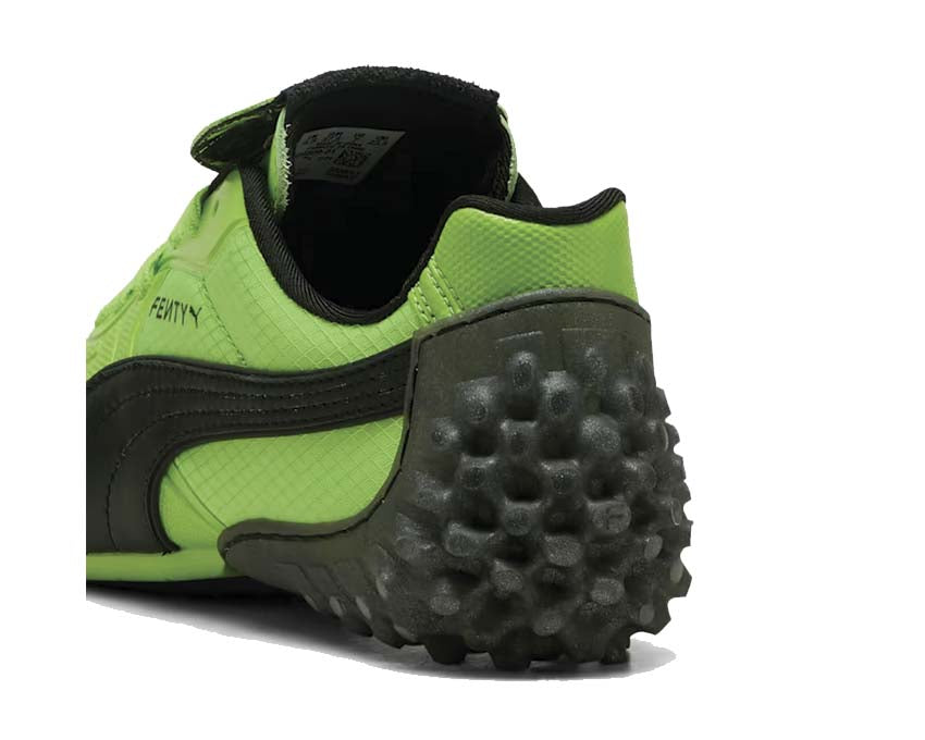 Scarpa da ginnastica in pelle verde con design contemporaneo e dettagli unici.