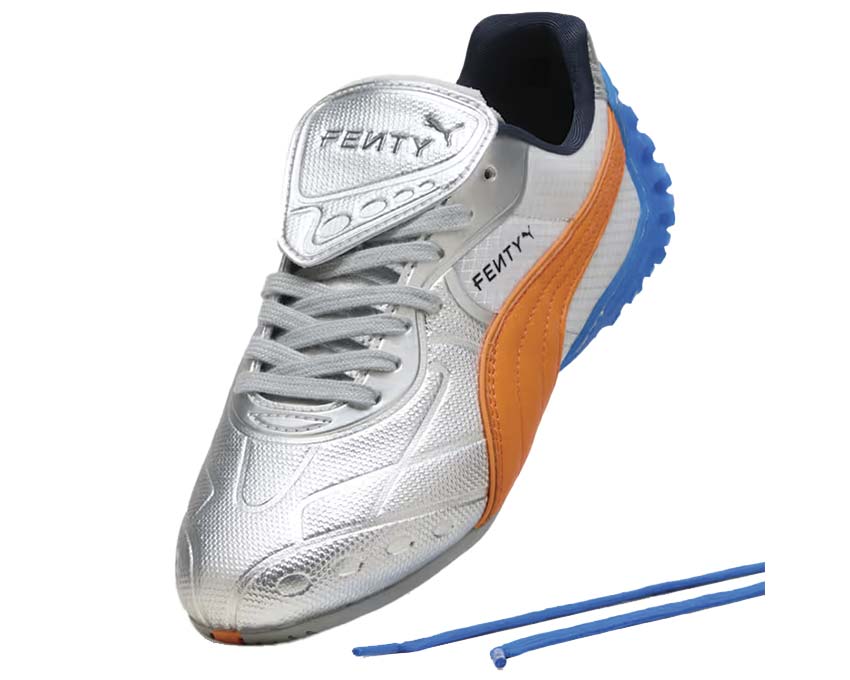 Scarpa da ginnastica in pelle argentata con design contemporaneo e dettagli unici.