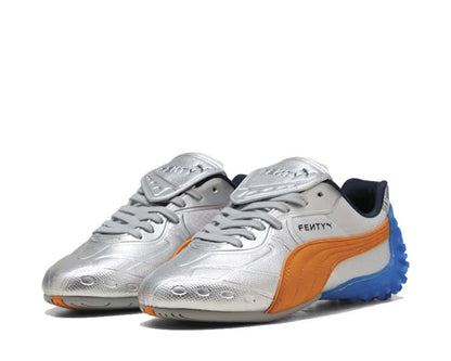 Scarpa da ginnastica in pelle argentata con design contemporaneo e dettagli unici.