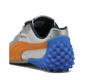 Scarpa da ginnastica in pelle argentata con design contemporaneo e dettagli unici.